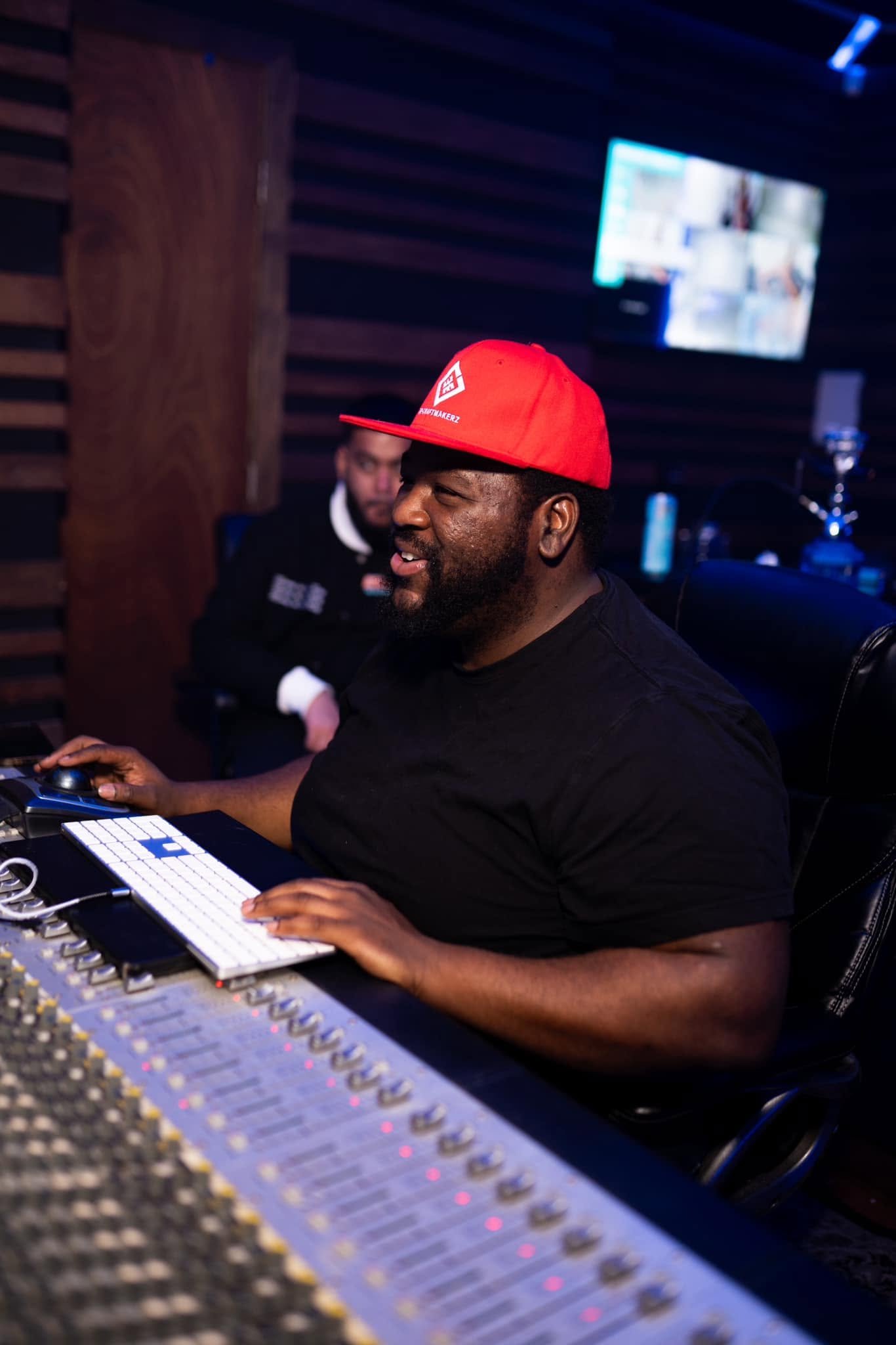 Quan Deaux producing music in the studio